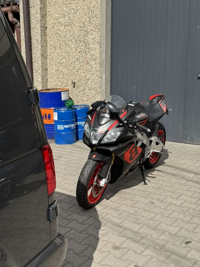 Aprilia RSV4 ustawiona w stojaku przedniego koła wewnątrz busa - ujęcie 2