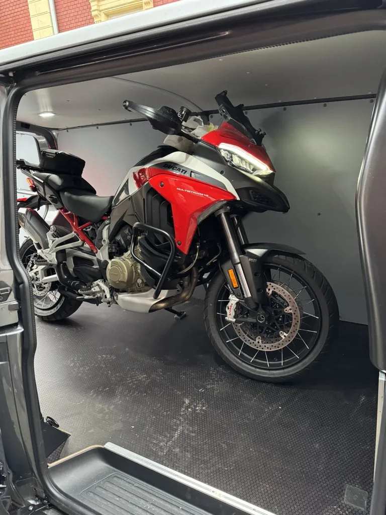 Ducati Multistrada V4 przygotowana do transportu w busie - ujęcie 2