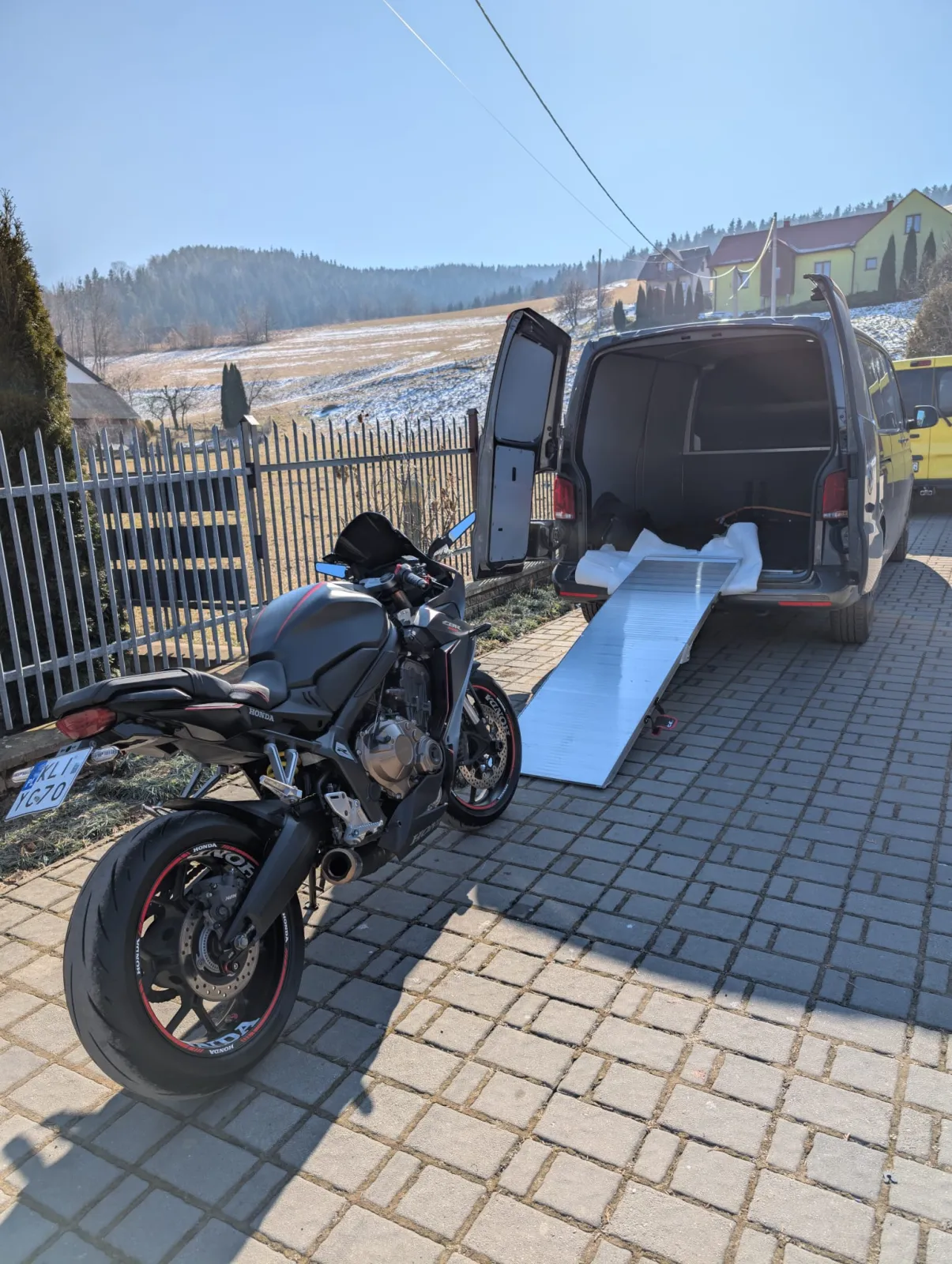 Honda CBR 650R zabezpieczona pasami obok rampy załadunkowej - ujęcie 2