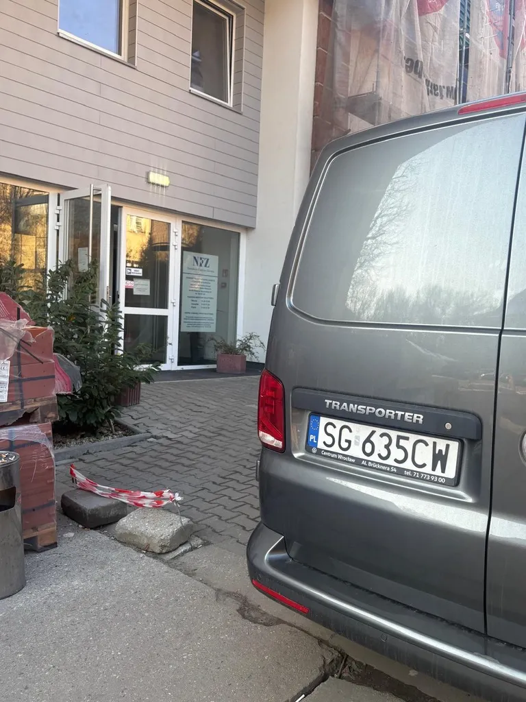 Artykuły medyczne i wyposażenie przygotowane do przewozu busem - ujęcie 6